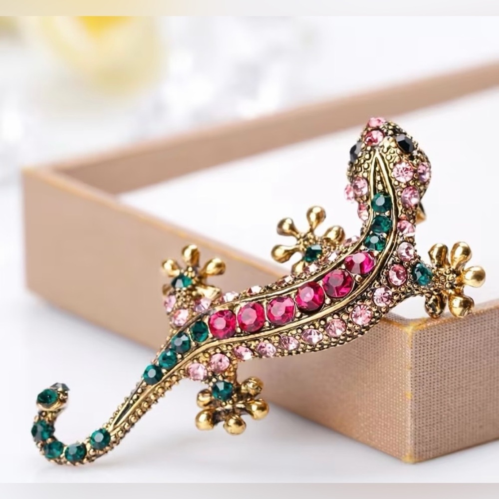 Chic Gold Lizard Brooch with Pink and Green Accents